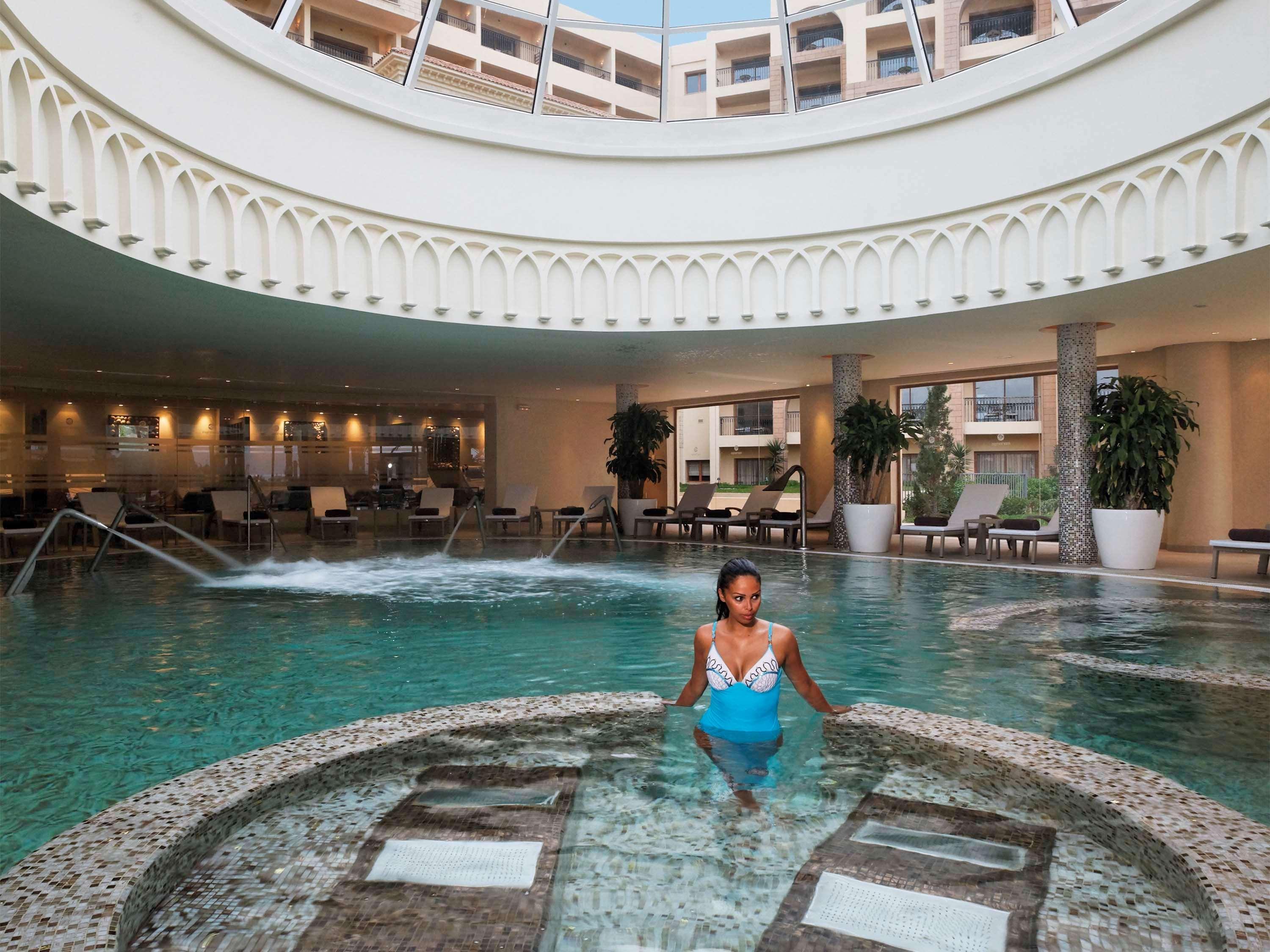 โมเวนพิครีสอร์ตแอนด์มารีนสปา ซูสส์ Hotel ซุส ภายนอก รูปภาพ The pool at the Hilton Mauritius Resort