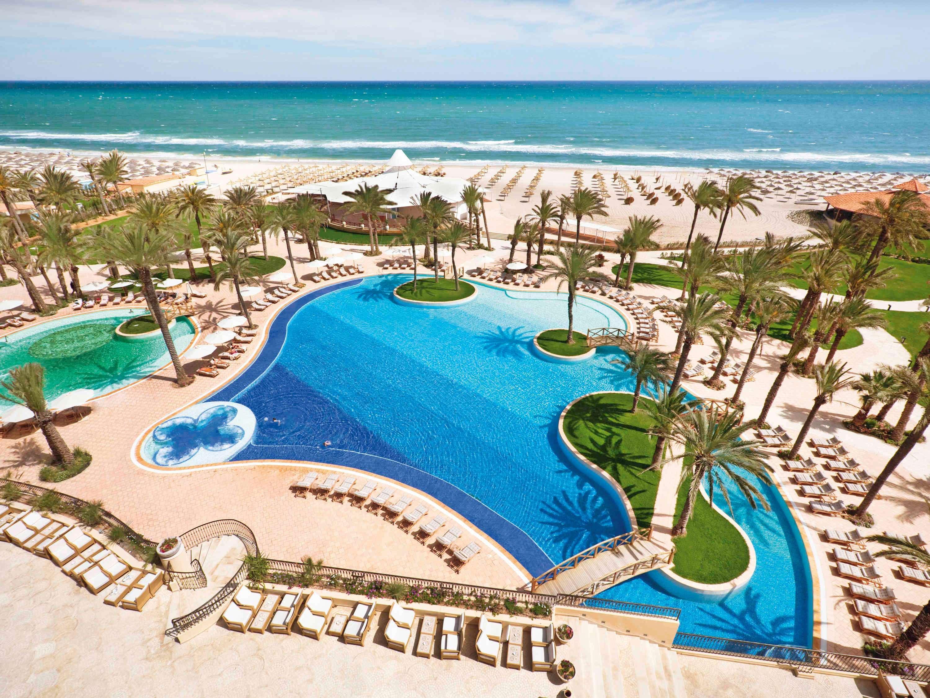 โมเวนพิครีสอร์ตแอนด์มารีนสปา ซูสส์ Hotel ซุส ภายนอก รูปภาพ The swimming pool at the Royal Mirage