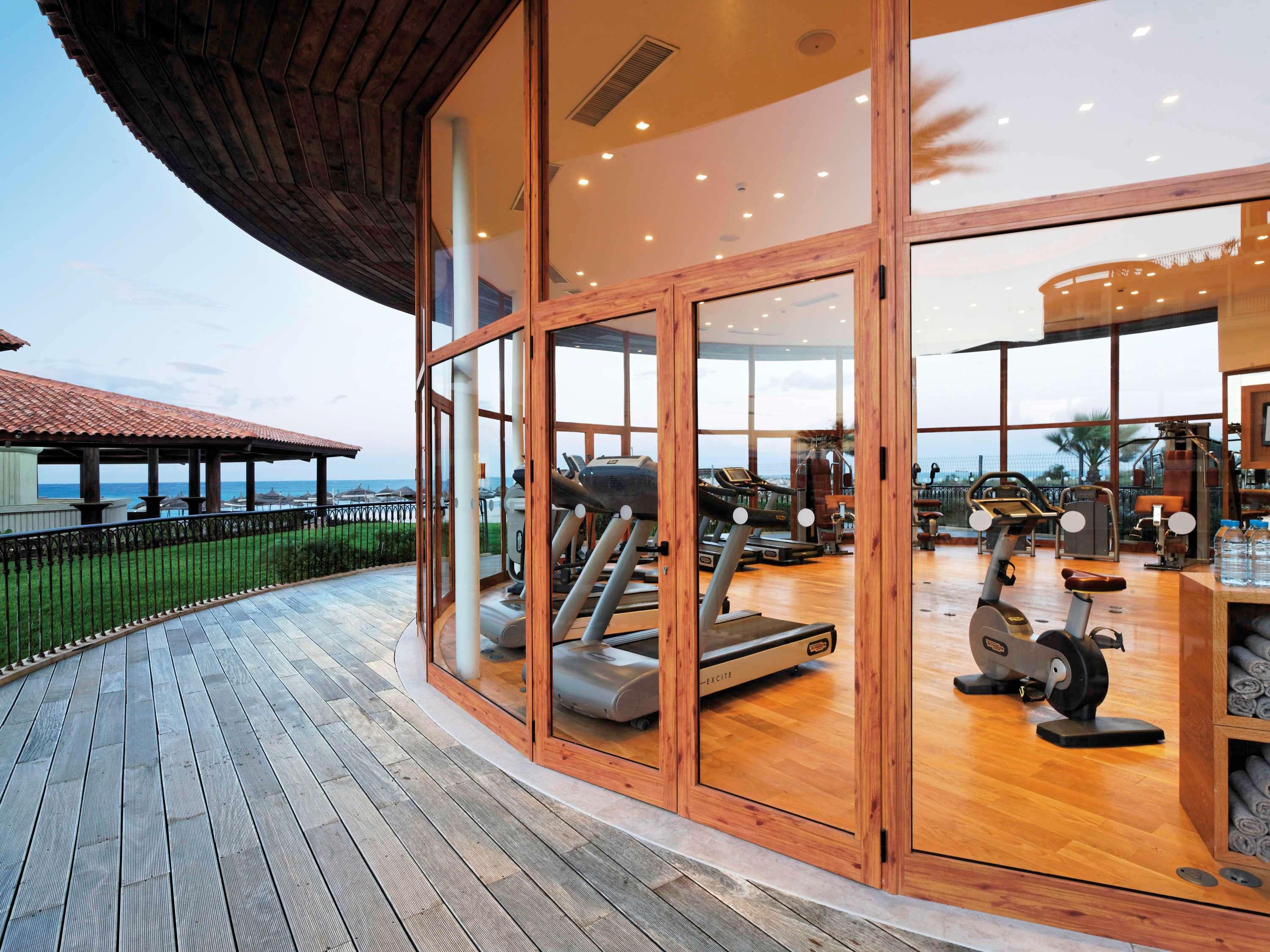 โมเวนพิครีสอร์ตแอนด์มารีนสปา ซูสส์ Hotel ซุส ภายนอก รูปภาพ The gym at the InterContinental Resort