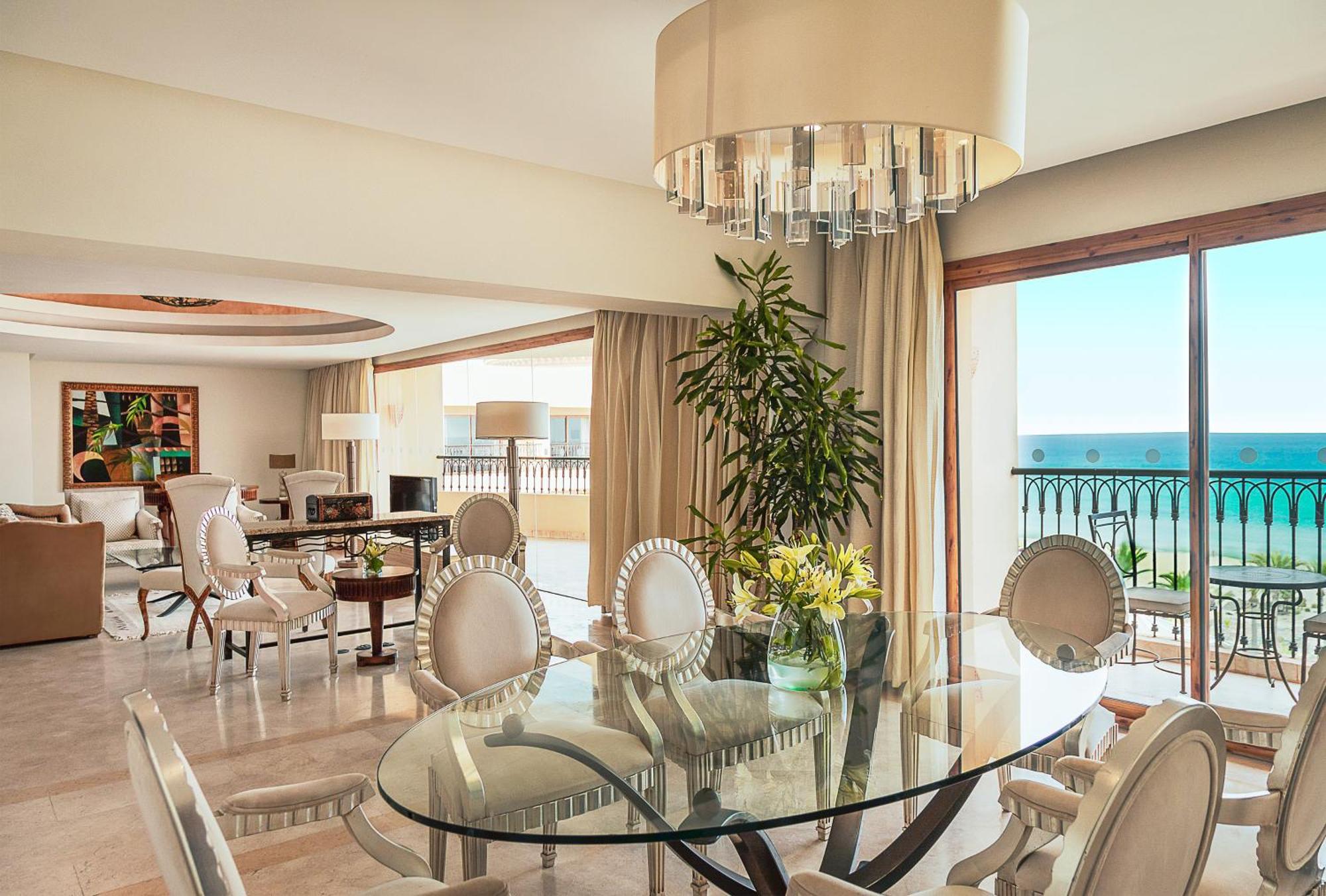 โมเวนพิครีสอร์ตแอนด์มารีนสปา ซูสส์ Hotel ซุส ภายนอก รูปภาพ A suite at the resort