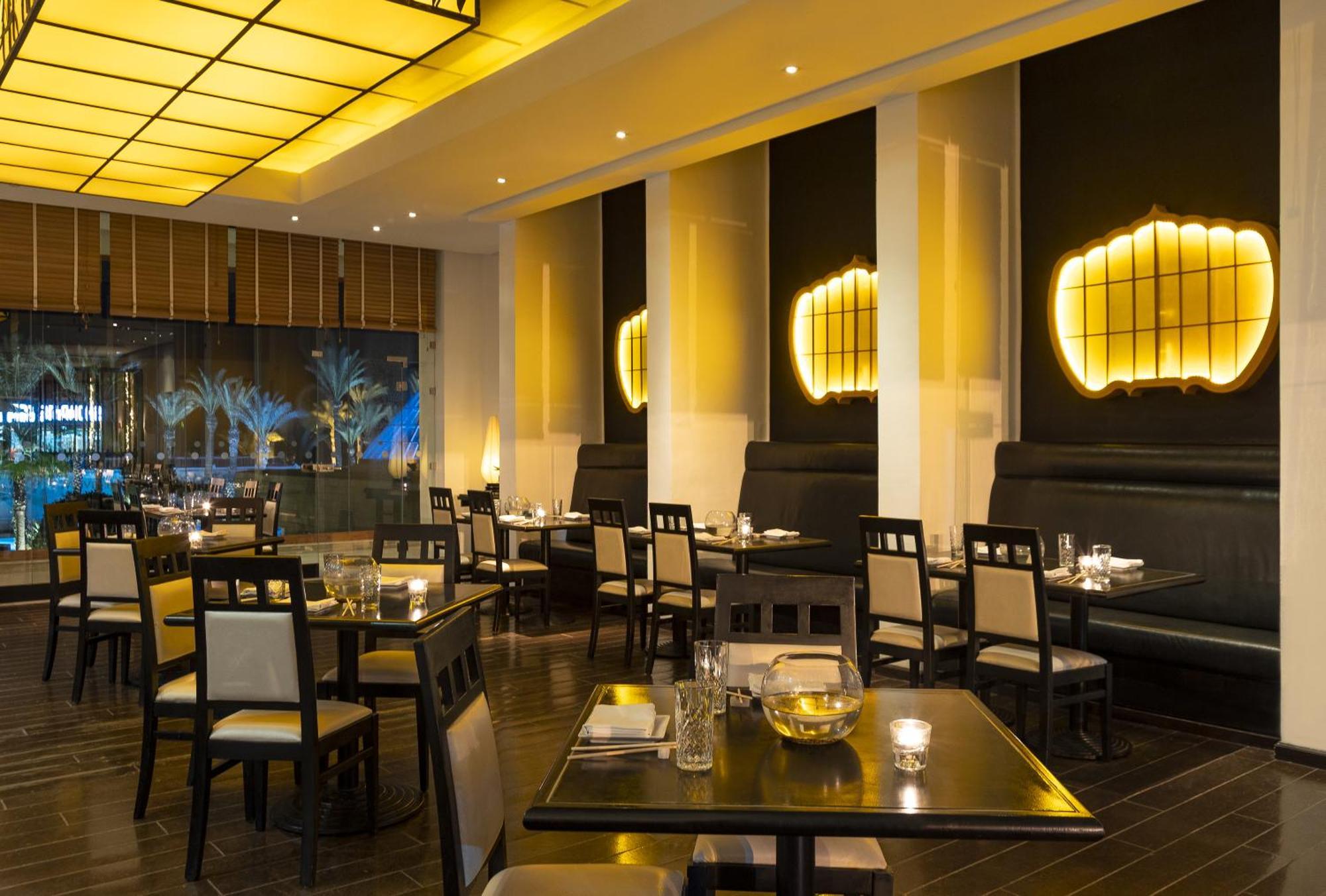 โมเวนพิครีสอร์ตแอนด์มารีนสปา ซูสส์ Hotel ซุส ภายนอก รูปภาพ Interior of the restaurant