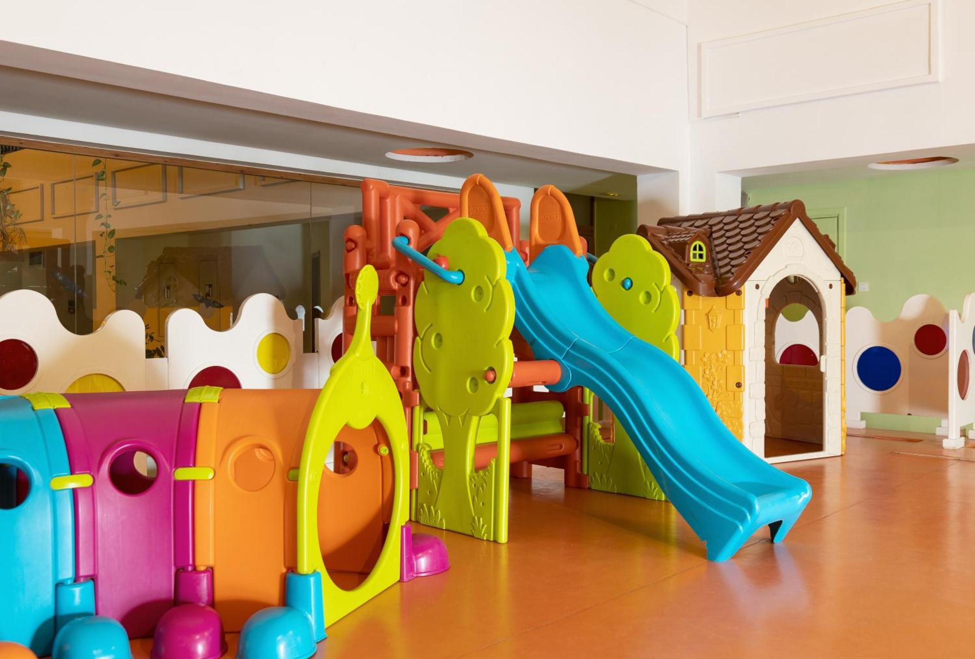 โมเวนพิครีสอร์ตแอนด์มารีนสปา ซูสส์ Hotel ซุส ภายนอก รูปภาพ A slide in a playroom