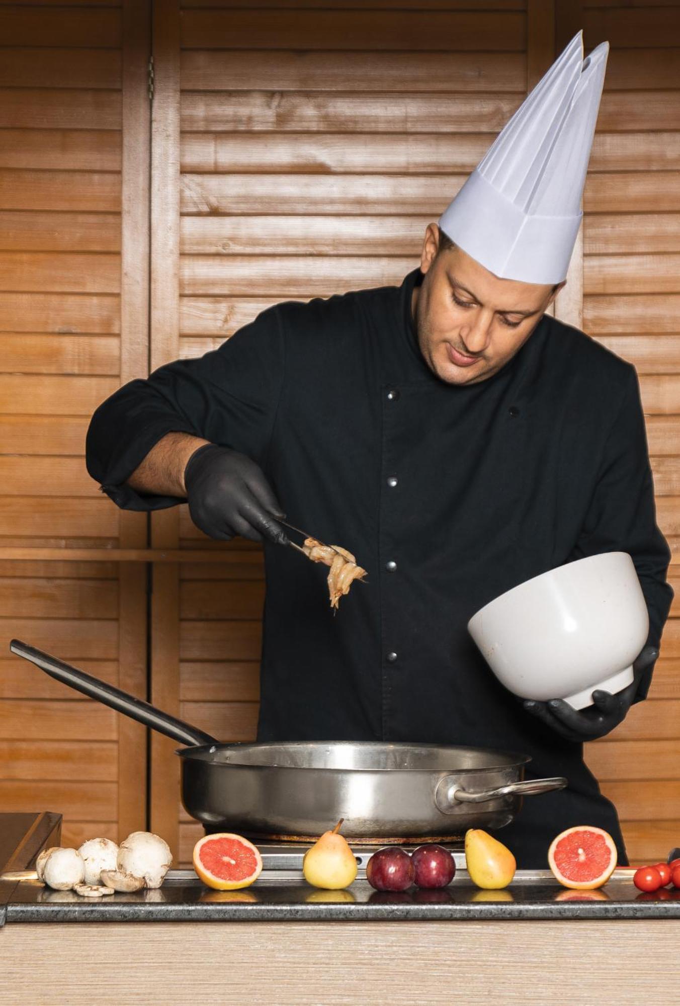 โมเวนพิครีสอร์ตแอนด์มารีนสปา ซูสส์ Hotel ซุส ภายนอก รูปภาพ A chef preparing food