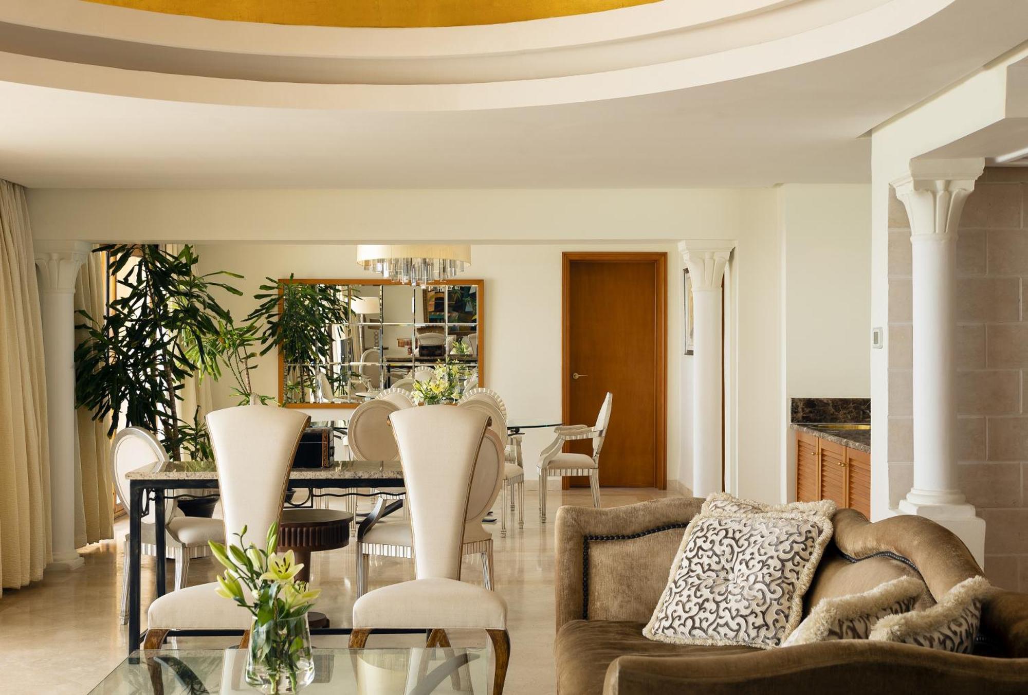 โมเวนพิครีสอร์ตแอนด์มารีนสปา ซูสส์ Hotel ซุส ภายนอก รูปภาพ The interior of a suite at the Four Seasons Hotel, London
