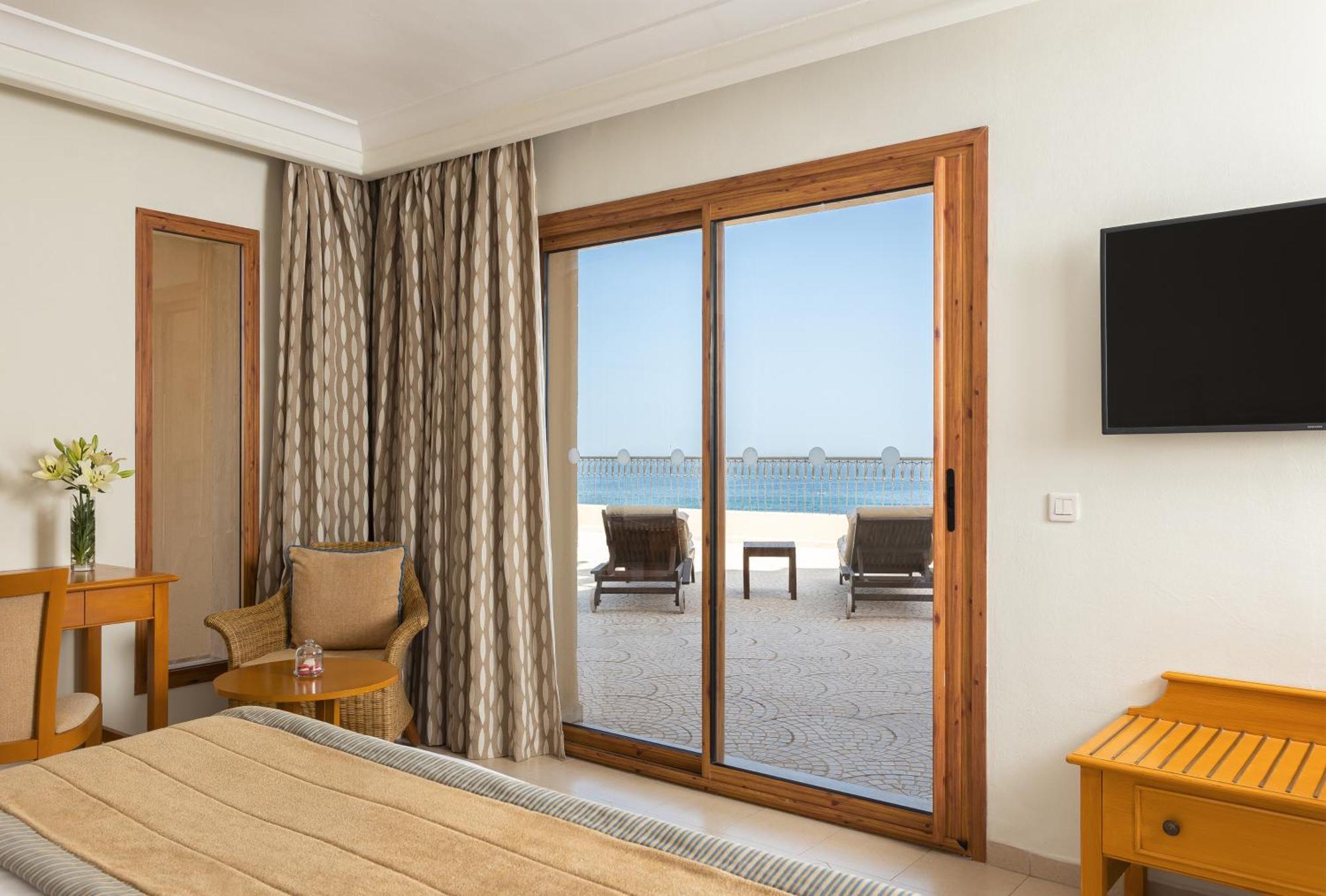 โมเวนพิครีสอร์ตแอนด์มารีนสปา ซูสส์ Hotel ซุส ภายนอก รูปภาพ A sliding door