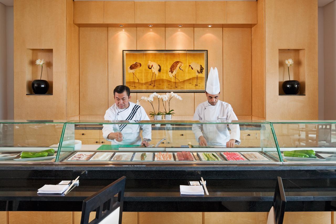 โมเวนพิครีสอร์ตแอนด์มารีนสปา ซูสส์ Hotel ซุส ภายนอก รูปภาพ A buffet at the Four Seasons Hotel in Hong Kong
